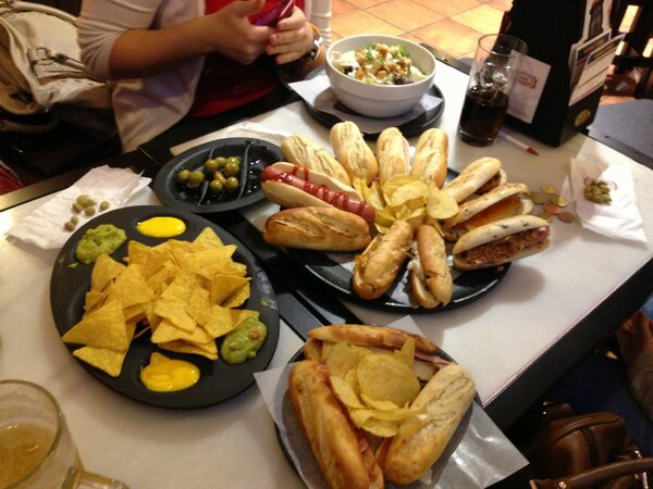 isa_vrz05's tweet photo. El reencuentro con una buena comilona con @patri30atm, Cris y Tama!! Os quiero!! Como echaba de menos estar juntas! http://t.co/05KbeqG2zn
