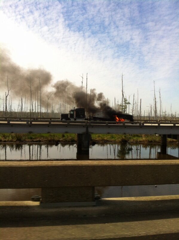 WmWolf's tweet photo. @NOLA_Traffic truck in fire. End of spillway East bound. http://t.co/O4nbVhpE2M