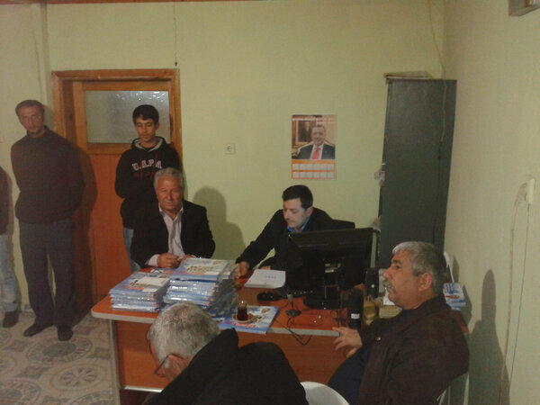 AKFEKE's tweet photo. MART AYININ BİRİNCİ GÜNÜNDE PARTİMİZİN HAFTALIK OLAĞAN TOPLANTISINI İLÇE BAŞKANIMIZ VAHİT TODİL BAŞKANLIĞINDA YAPTIK. http://t.co/sjuQOjGSR4