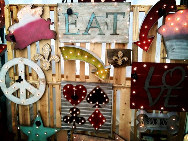 BelliniEvents1's tweet image. One of my super favorite vendors, Junk Gypsyz are here at The Vintage Marketplace Show today!