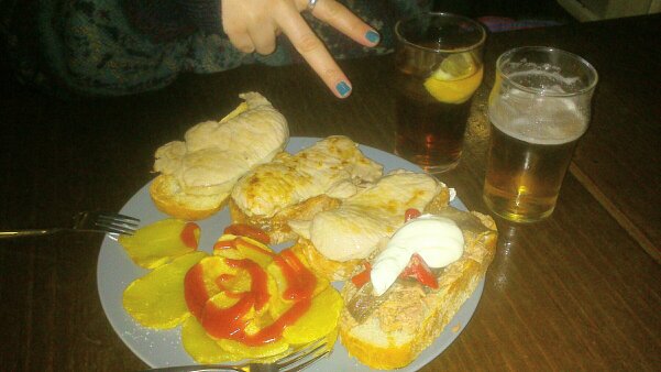 CarlosDF87's tweet photo. De tapeo en granada con @_patrysantos http://t.co/5wKMg4VUps