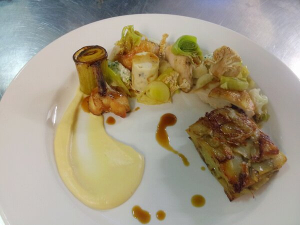 HartestCrown's tweet photo. Some more food porn from our chef :-D "@Rannie00: New chicken dish for March. Love it! http://t.co/aslGL9ZcEs"