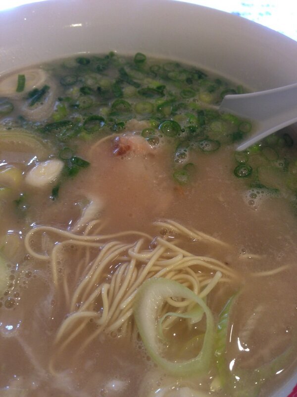 ENDOMAX's tweet photo. 福岡探検。福岡ドームから、西新の長浜ラーメン「じろう。」に足を伸ばす。アッサリ長浜に滅多にしない替え玉。大道さん曰く、此方で替え玉は礼儀らしい。¥500+¥120は安い。7.0点。遠いけどまた食べたい。 http://t.co/6Lx6KDQ2z0