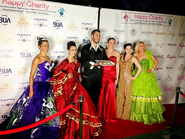 MitzyDesigns's tweet photo. @happycharity Chef @sharonehakman enjoying tonight's red carpet! http://t.co/sbpLAPZ2iz