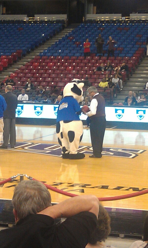 acornwell's tweet photo. Nothing classier than receiving an award from a cow...come on cif. #onlyinsacramento http://t.co/UhU1RiPjIi