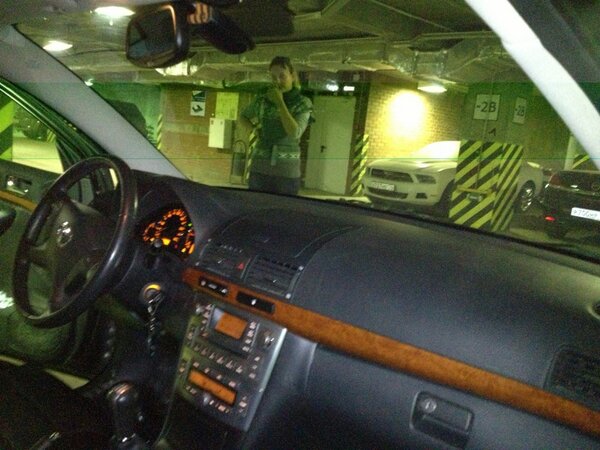 Khalin7779's tweet photo. Малыш ждет, когда любимый от влечется от машины) http://t.co/RgzD04DKk6
