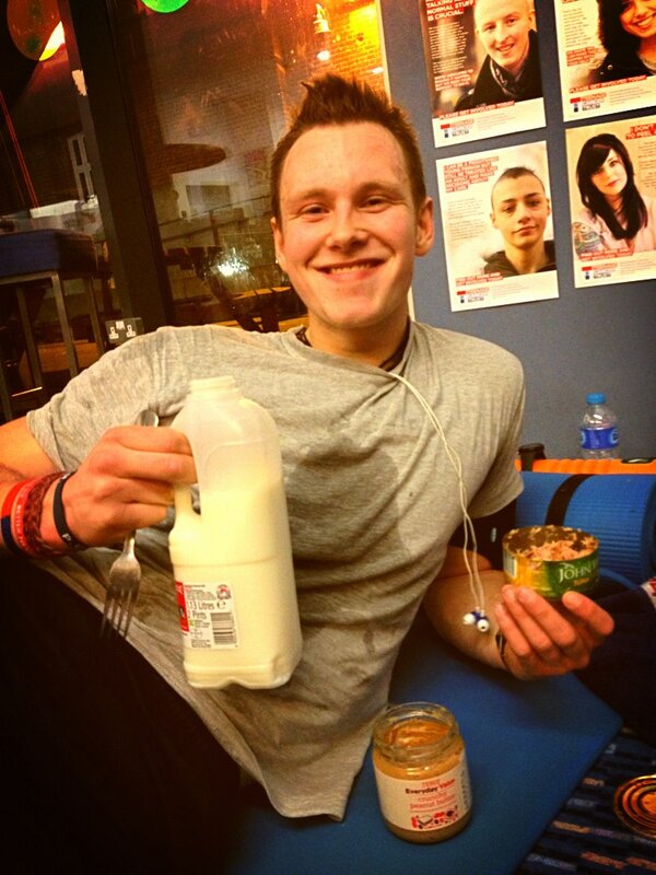 UoP_Rowing's tweet image. Breakfast of champions for the 48hr row. 

#CharityRow 
#WorkHardRowHarder 
#crazyboy