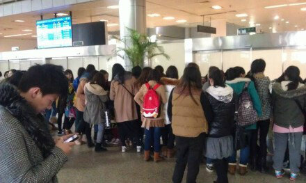 [2/3/13][Pho] BIGBANG đã đến sân bay quốc tế Nam Kinh, Trung Quốc BEVGOzwCIAA8ojm
