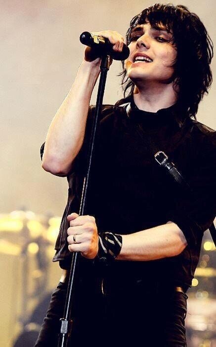 bandsmaniac's tweet photo. RT for Gerard Way #FavoriteFrontman http://t.co/KErErk2UIa