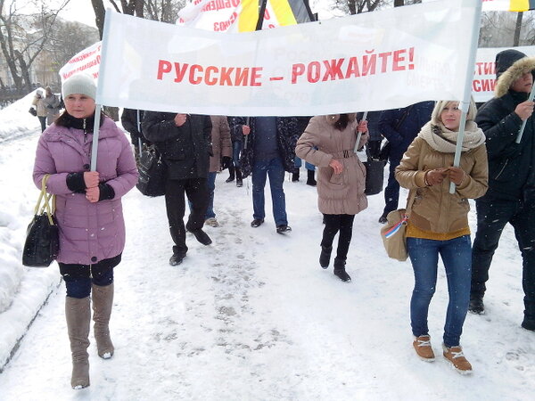 героями не рождаются героями становятся классный час. демотиваторы про деградацию. русским не рождаются русским становятся. родиться русским слишком мало им надо быть им надо стать. агентство недвижимости славянский двор билборды.