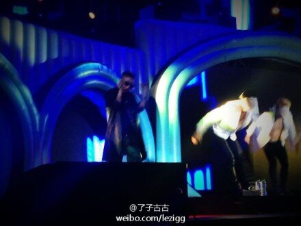 [2/3/13][Pho] BIGBANG biểu diễn tại Samsung Blue Day Festival ở Nam Kinh, TQ BEWiNp7CIAAdKjF