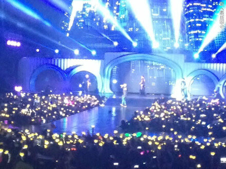 [2/3/13][Pho] BIGBANG biểu diễn tại Samsung Blue Day Festival ở Nam Kinh, TQ BEWjNbxCMAAaPus