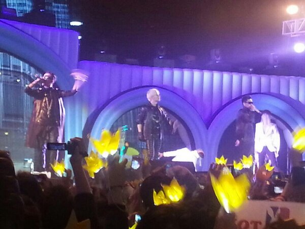 [2/3/13][Pho] BIGBANG biểu diễn tại Samsung Blue Day Festival ở Nam Kinh, TQ BEWlNFjCUAIkFbl