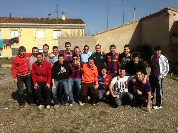 PBCascante's tweet photo. gran comida antes del partido de la peña para animar con gran ambiente y muchas risas i si tots animem guanyarem!!! http://t.co/kbx5IAo3RN
