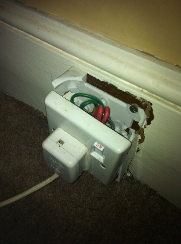 AlysonAnstey's tweet photo. Only at Broomhall Farm!! #risky http://t.co/bnZBHTACUL