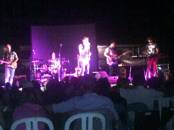 ronelbrink's tweet photo. Lekkerrrrrrrrr @bobbyvjaarsveld show in Parys! Mense is ook lekkerrrrrrrrrrr!!!!!!! http://t.co/fGrl5dXSBo