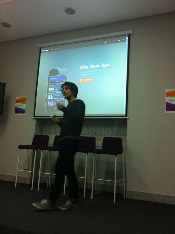 Maca_Santiago's tweet photo. Ernesto realizando su presentación final! @iW_MAD #iWeekend http://t.co/L2hCgtgRC6