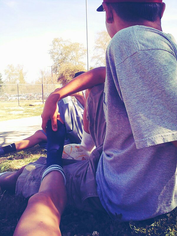 Jaayzul's tweet photo. @The_Chuckyy  Massaging my Foot #itsReall  http://t.co/qfVx7QKb1m