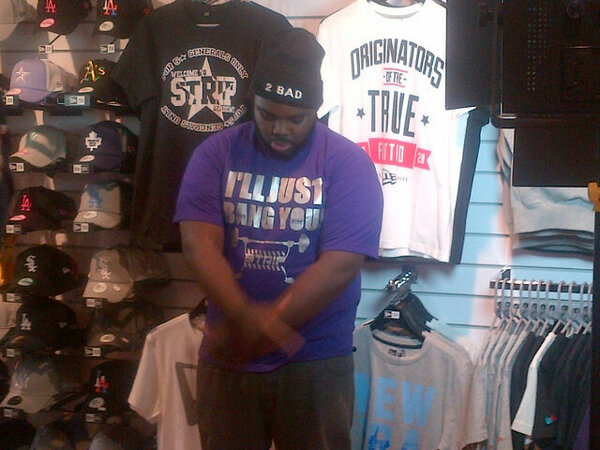 circlecollectiv's tweet image. Shooting @Tribalmagz (afrobeats artist) verse of #2bad! He's #KeepingItSTRIP