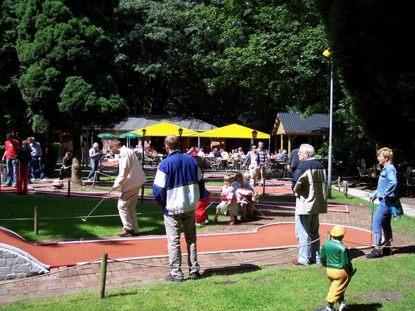 Piet Plezier trakteert dit jaar: Bij een consumptie in de Rossignol, gratis midgetgolf per persoon. (in maart geldig)