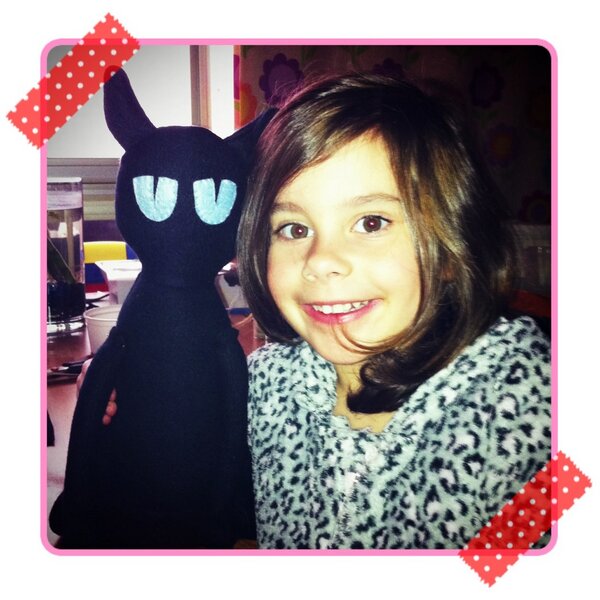 Dibuches's tweet photo. Alba dando el visto bueno al pre-montaje del Dibuche "Murcigato" :) http://t.co/uSZDocpBAu