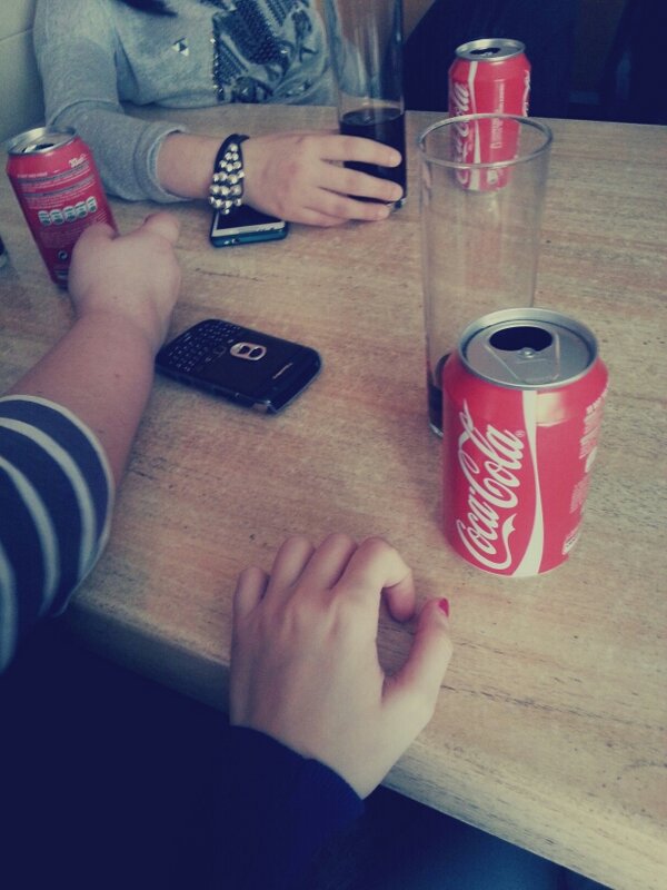 jv2306's tweet photo. Tarde de bar i de xiquetes:) #dissabtestardes #bar #barça @CarlaIbars97  @moniiik96 http://t.co/FEGsH6Y3Qi