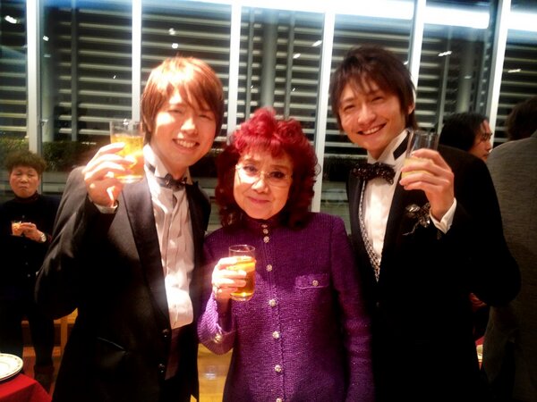 Ikeda 授賞式後の打ち上げで 声優アワード 功労賞の野沢雅子さんを 最多得票賞の神谷くんと 新人賞の信長くんが挟んで 素敵な3ショット Http T Co Lxtxr9frlt Twitter