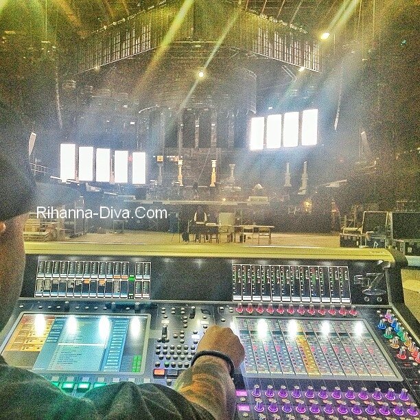 FOTOS: Escenario Oficial del Rihanna Diamonds World Tour BEXXBErCQAAciHz