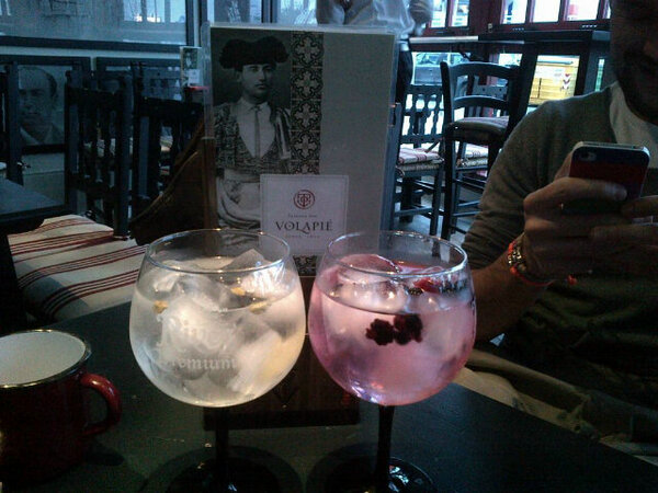 RABAGOISABEL's tweet photo. Disfrutando con @DavidLdelMoral  en #Volapié de unos #Volatonic !! ;)) http://t.co/LVyBVy1XvZ