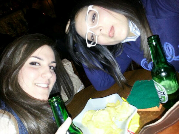 LauritaMancera's tweet photo. En @PubAtlantis con @SilviaG93 y unas heinekens ;) http://t.co/CpheiUDWo0