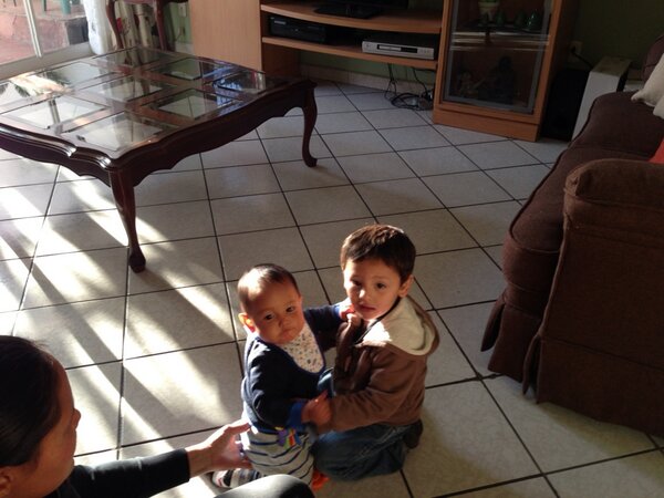 RosMejMal's tweet photo. Miren a mis dos pequeños amores. ¡Son hermosos! http://t.co/LksGOWQ4Ql