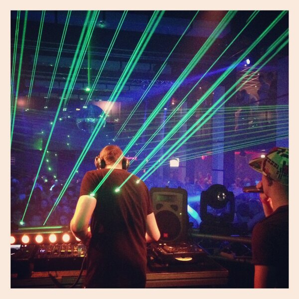De_Tijdmachine's tweet photo. #DeTijdmachine: What an insane crowd! @AlphaverbNL &amp; @McShizzler on stage: http://t.co/Q8GoQURKOi