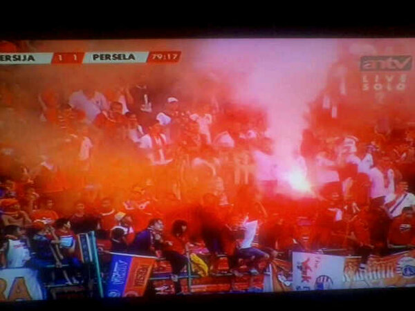 JaKantor2010's tweet image. Salam Suar dan Asap.. #LiveVersion #JCTourSolo #BangkitPersija ...