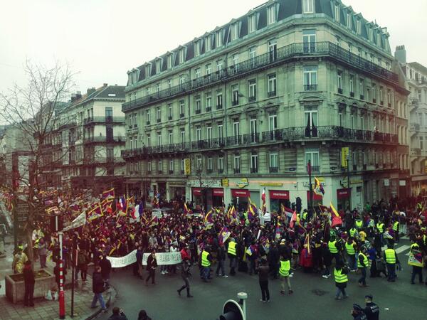 jeroendirrix's tweet photo. Trekt er even een duizendtal demonstrerende Tibetanen langs je huis op een heerlijk rustige zondag.. #Brussel http://t.co/eqc4AsZedI