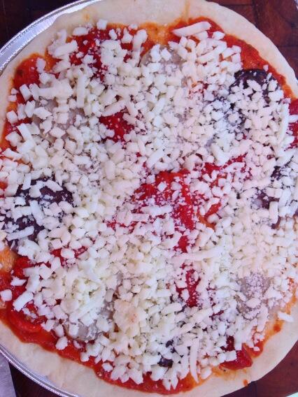 Pizza escalivada amb botifarra.