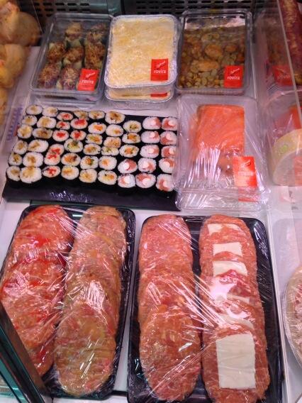 Makis,canelons de carn ,mini carbassons farcits,fabes a la catalana ,variat hamburgueses,pastis de salmo.