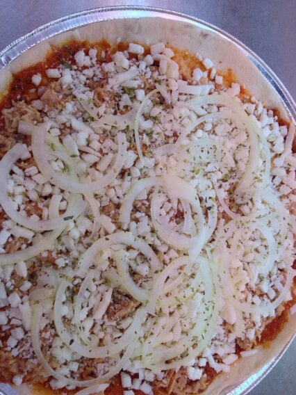 Pizza de tonyina amb ceba i salsa especial.