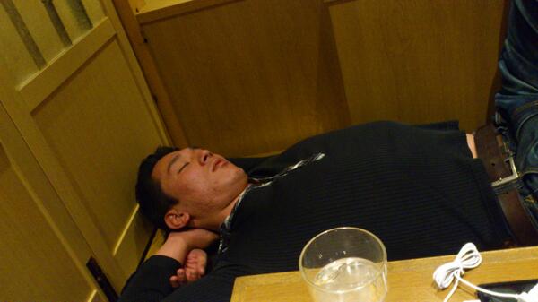 ardija11's tweet photo. 久しぶりに会って飲んでるんだが、相変わらずの酒の弱さ(^-^; 笑 http://t.co/I3T98lmuW1