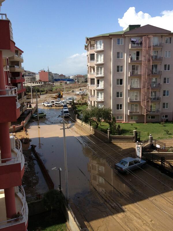 Akşamki sel felaketinden sonra çalışan belediye ekipleri, yıkılan duvarlar, çamur dolan evler, sokaklar, arabalar