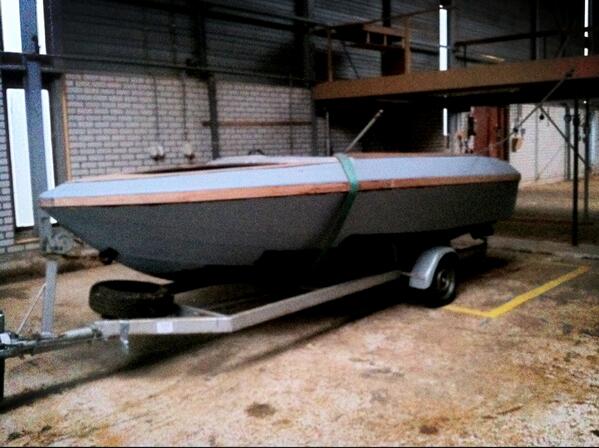 MargrietVeldman's tweet photo. TE KOOP: Compleet gestript en geplamuurde TOUR/SPEEDBOOT met hier en daar teak. Incl trailer. #dtv #teab #RT http://t.co/C81uY6dYPc