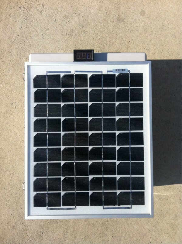 nexearth's tweet photo. Camping solar power box

10w solar cell &amp; plug-in charger
300wh battery
220v inverter
12V 6A socket 
Weight 13kg http://t.co/HgBJF9Afce