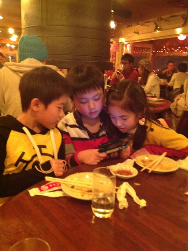 minz1969's tweet photo. 食卓でゲームに夢中 http://t.co/mT77GOGwYi