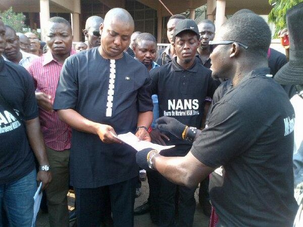 TheNewNANS's tweet photo. Com.Jude Imagwe SSA on Youth&amp;StudentsMatters receiving, 4rm D NANS Pres, a petition against d #NSUKKillings by d army http://t.co/uUyH6nH8Gp