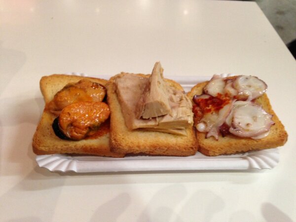 fedragan's tweet image. Y ahora una poco de tapitas( de atún mmmmm) SIN @BrunoConciF