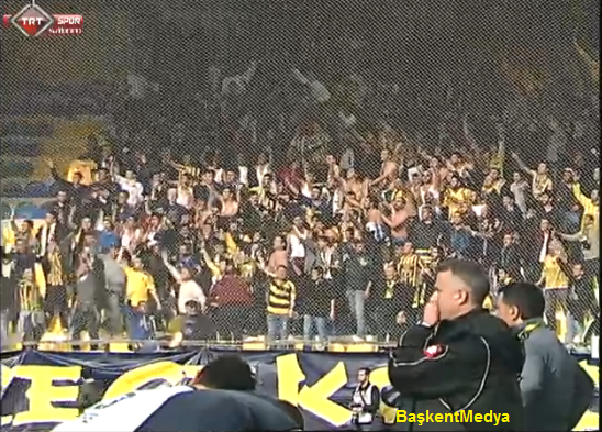 haber1910's tweet photo. Umudun yok, belki de küme düşeceksin... Ama yine taraftarın senin yanında... Ankaragücü taraftarları Buca'da! http://t.co/c3h5yqjs8p