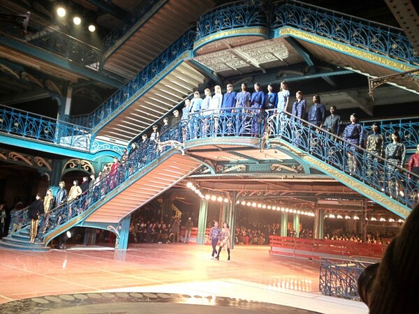 sho11210705's tweet photo. むはっ！“@voguejp: 今朝のKENZO。場所はパリの老舗百貨店で改修工事のためクローズ中のサマリテーヌ。（maki hashida） http://t.co/RyN6soCXmv”