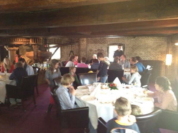 Dit is nou mijn familie. 30 man bij <a href="/Chefprinsen/">Raymond Prinsen</a> op zondagmiddag. Oma viert haar 80 ste verjaardag.