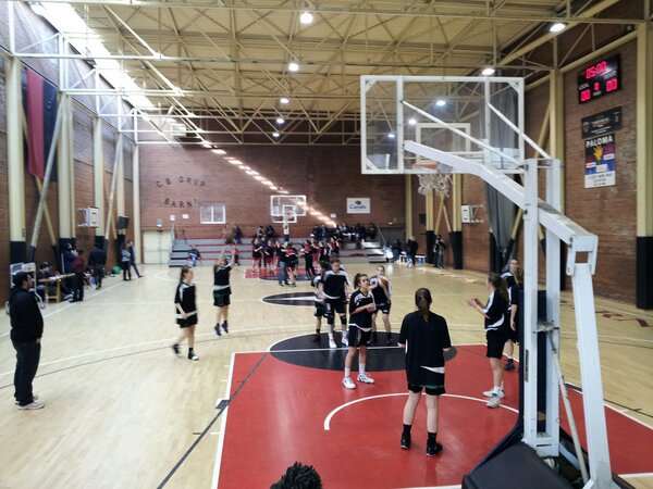 BasquetVedruna's tweet photo. A punt de començar el partit del senior fem A vs @CBGRUPBARNA  duel a la part alta. #espectacle #somverds http://t.co/UusqFXcHD7
