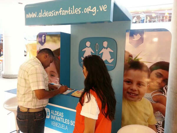 ODProducciones's tweet photo. Hoy en millenium con aldeas infantiles de la mano a dlbgroup no dejes de apoyar http://t.co/aoERLOImxG