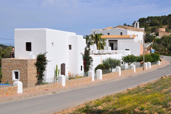 First_Inmo's tweet photo. Beautiful and modern finca near San José, 985.000 Euros, www.first-inmobiliaria,com http://t.co/B1eYN6FK5B